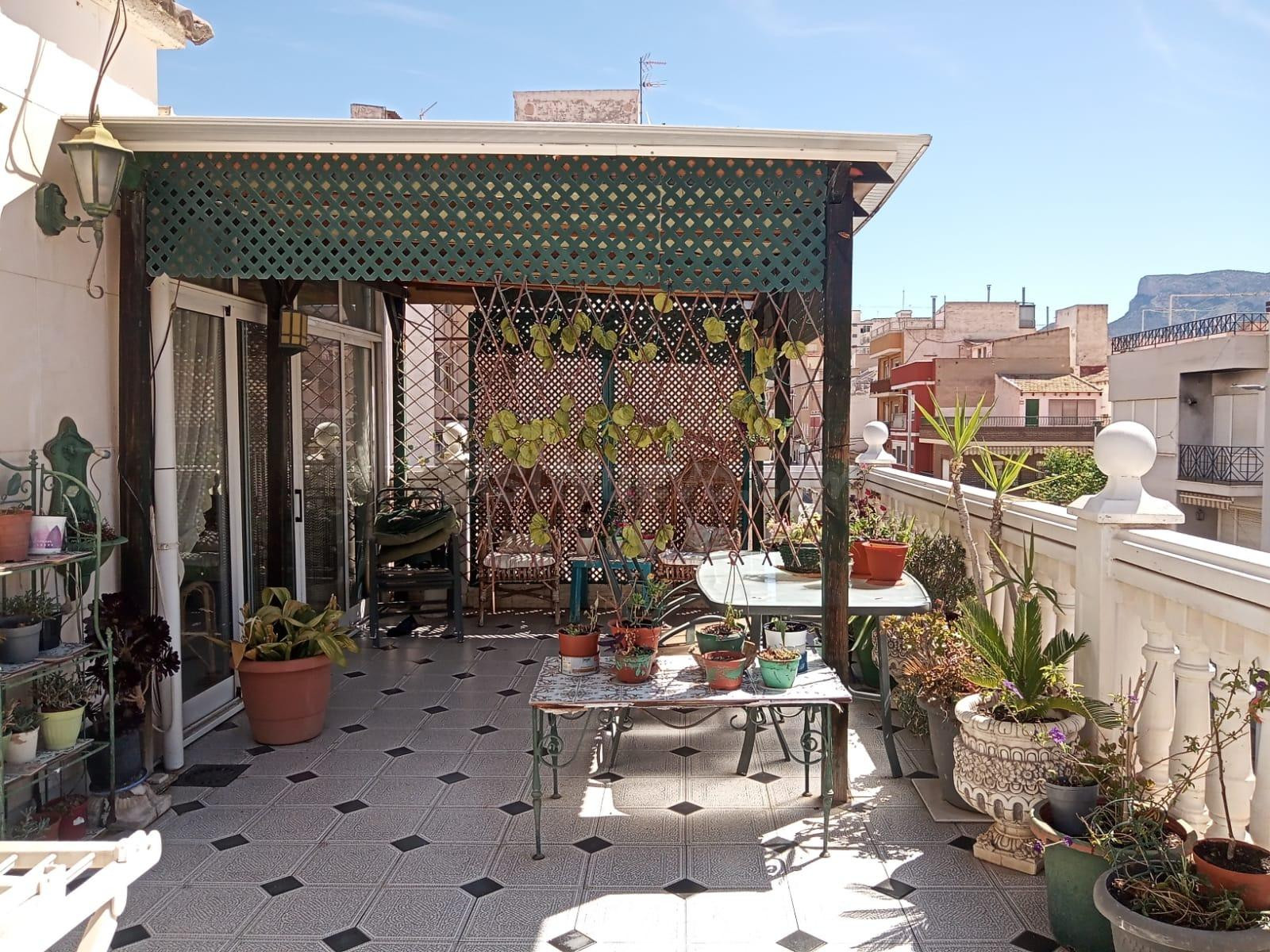 GRAN CASA CON  TERRAZA  EN ELDA GARAJE Y LOCAL INCLUIDO