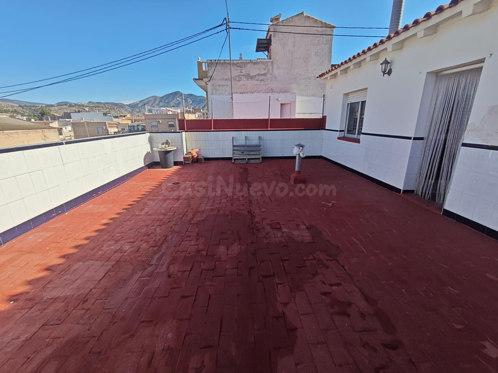 CASA EN ELDA CON GRAN GARAJE Y LOCAL Y DOS PLANTAS CON TERRAZA