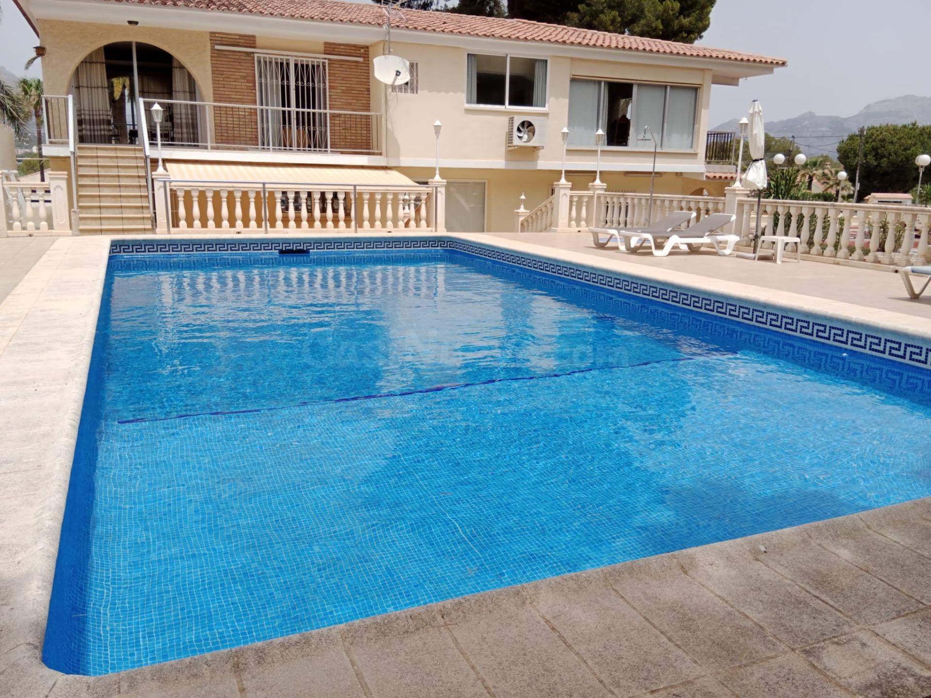 Villa de 337m2 con 4 habitaciones, piscina grande y parcela de 2500m2 en el Albir
