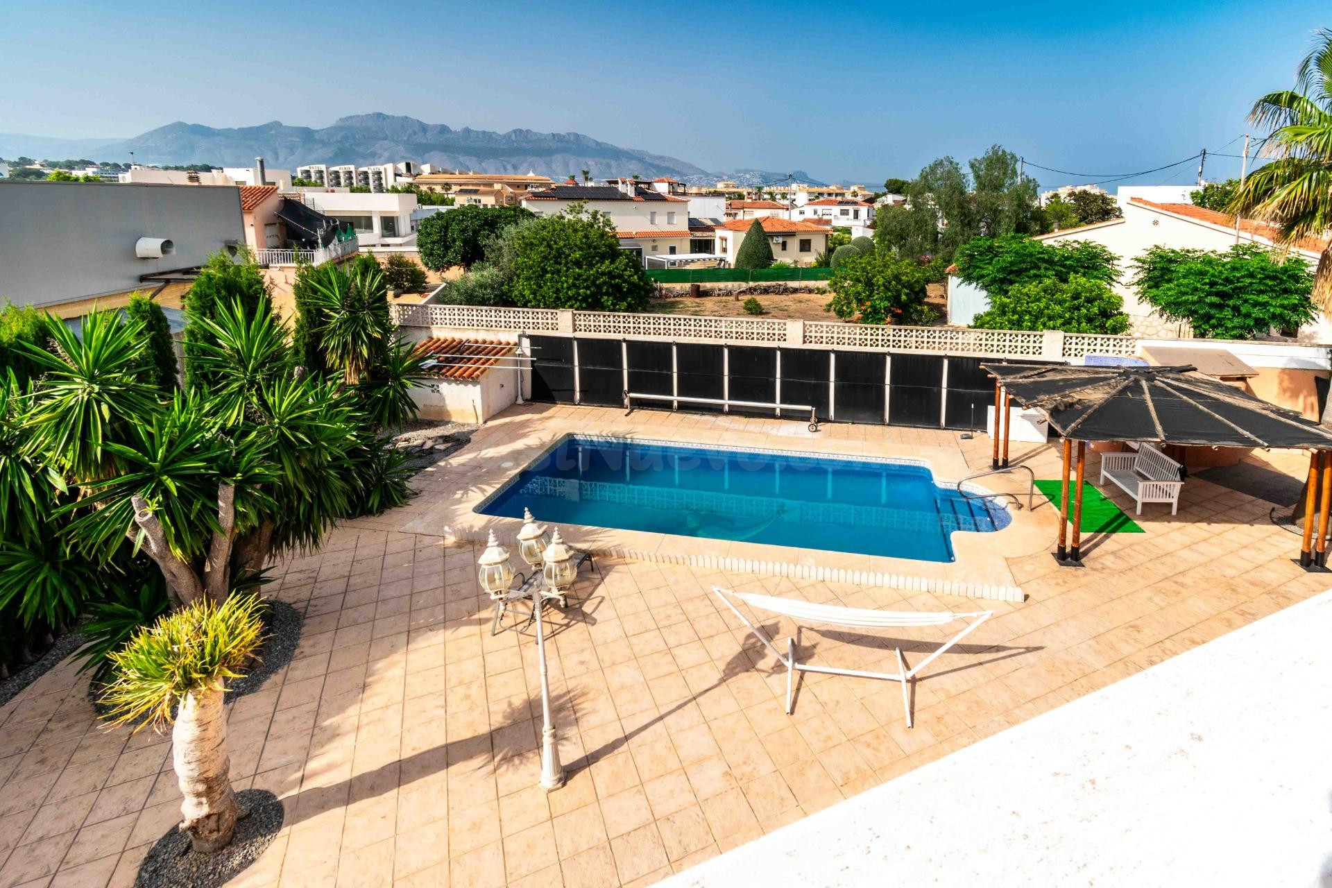 *Impresionante Villa de 4 dormitorios, parcela de 1.150m2, picina y garage en en centro de Albir*