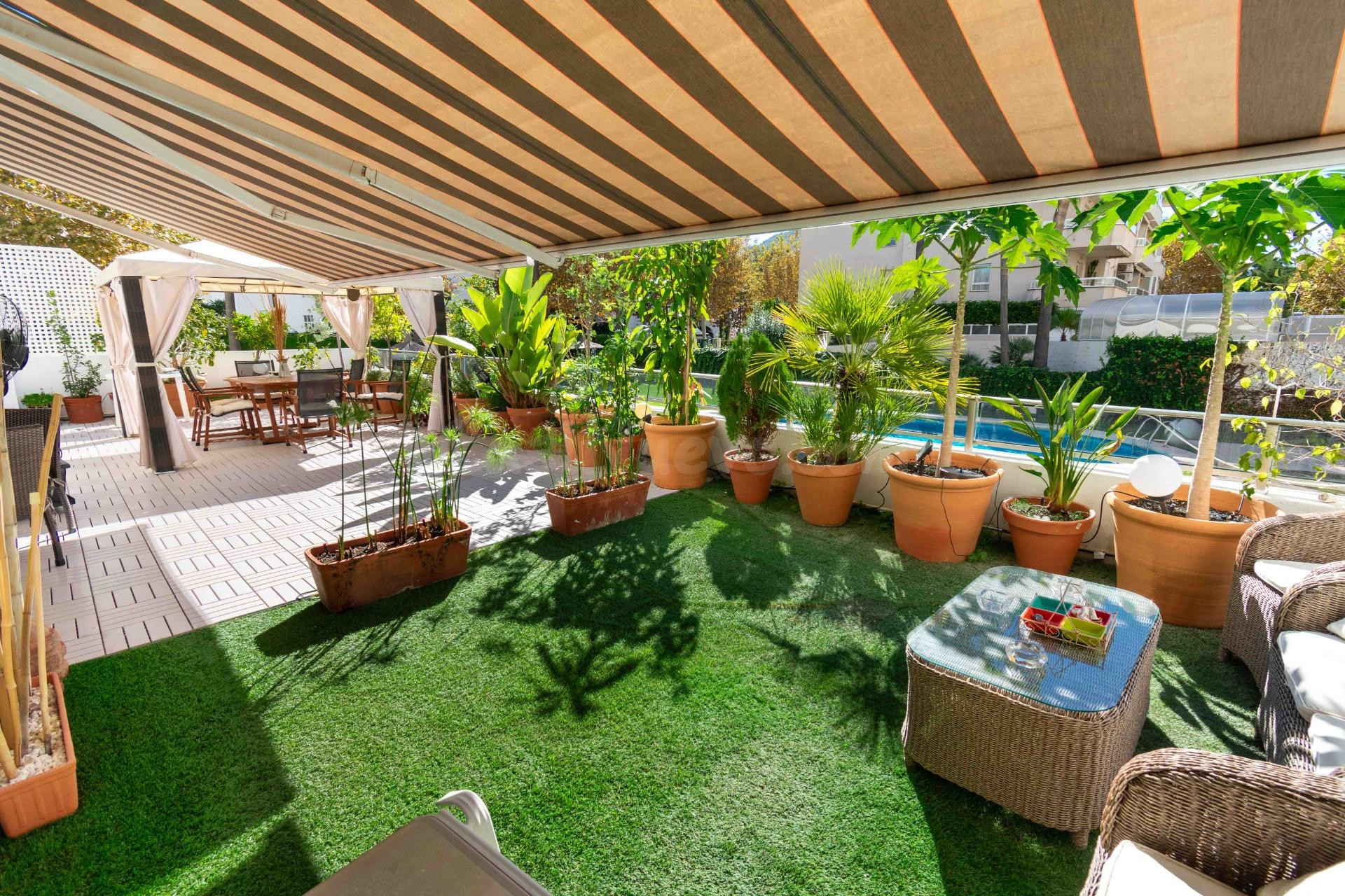 Amplio apartamento de 2 dormitorios y gran terraza con piscina comunitaria, parking y trastero a 300m de playa del Albir