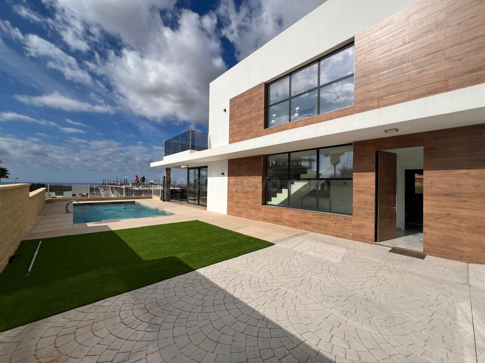 SE VENDE CHALET CON MAGNIFICAS VISTAS EN FINESTRAT