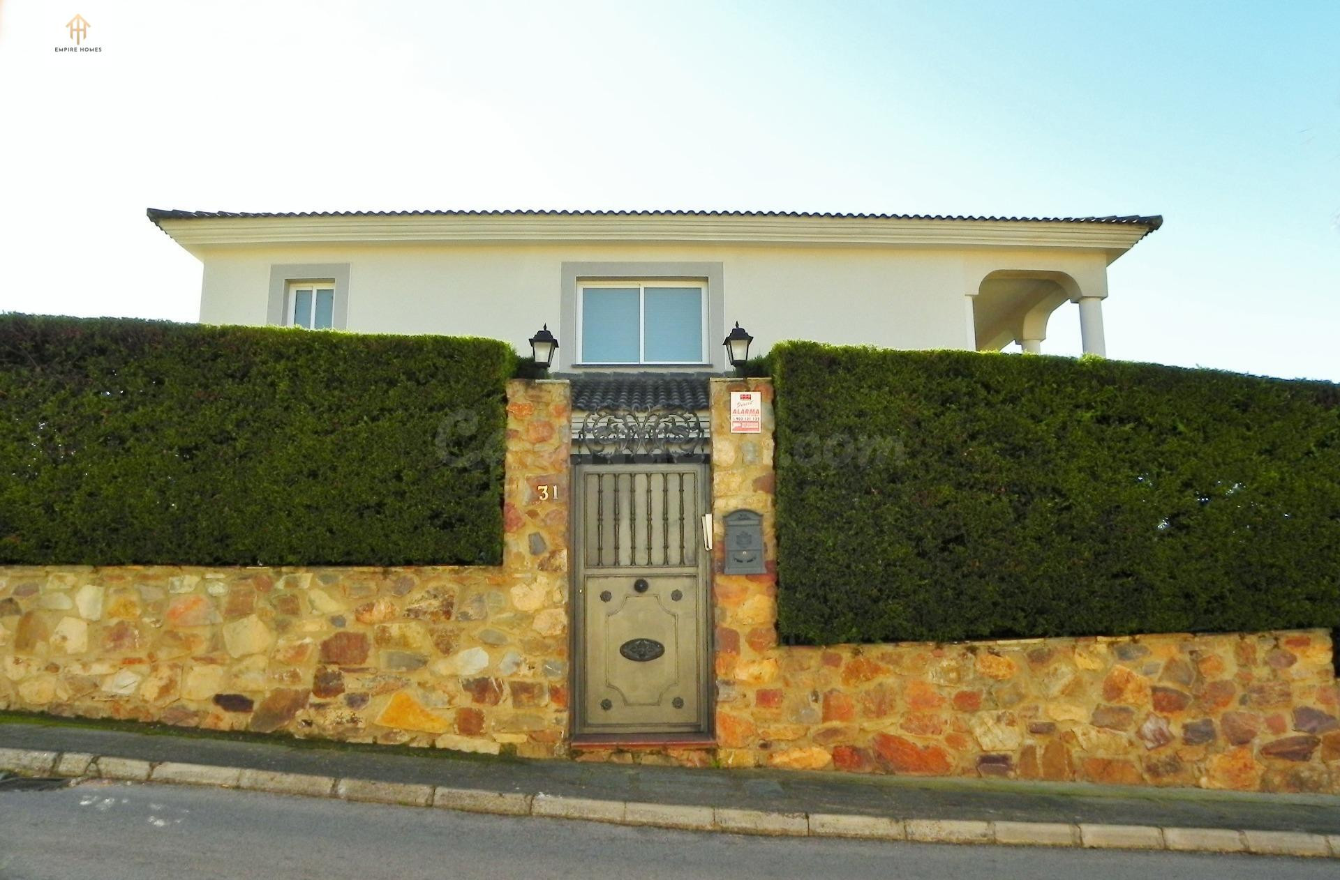 EMPIRE HOMES VENDE Chalet en "La Sierrilla" (Cáceres)