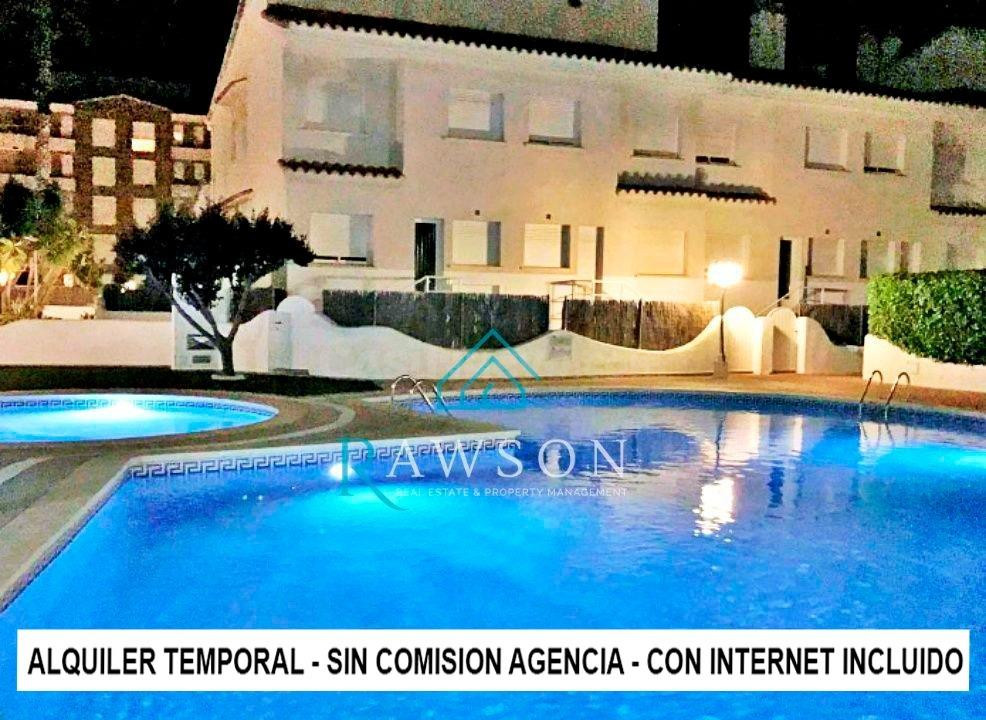Casa adosada de alquiler temporal con parking, terraza y piscina comunitaria a 100m de la playa