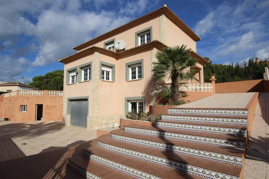 Amplia villa con piscina privada.