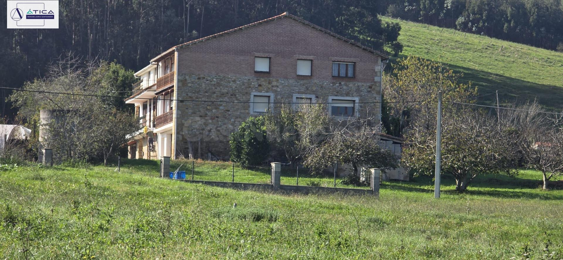 Amplia Casa de Pueblo en Bárcena de Cicero con Terreno y Vistas al Sur