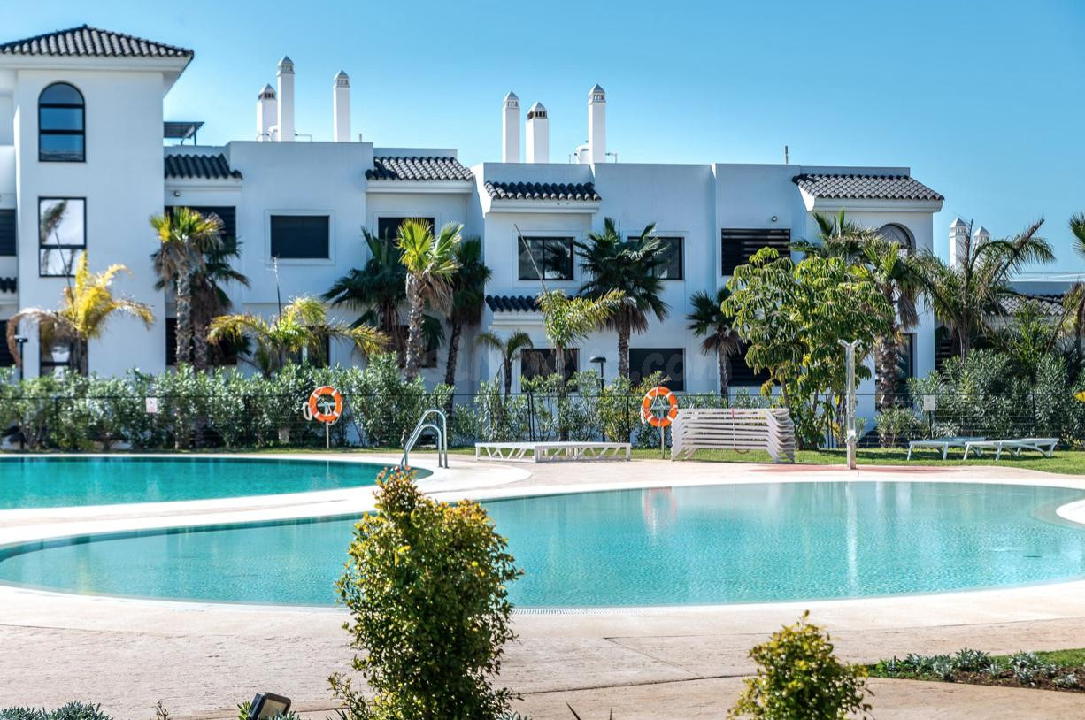 ¡APARTAMENTO EN ESTEPONA, CON VISTAS MUY ABIERTAS !