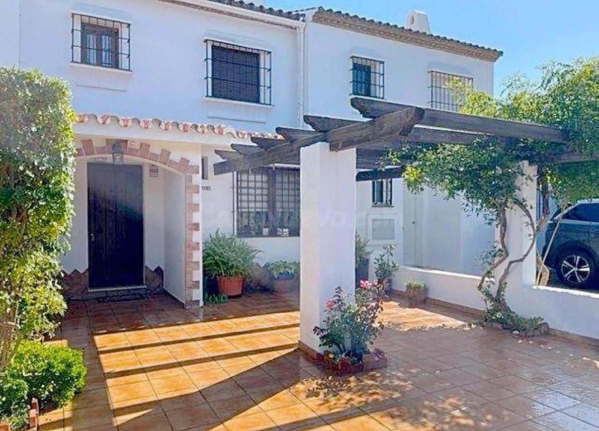 Estupenda casa adosada de diseño contemporáneo!