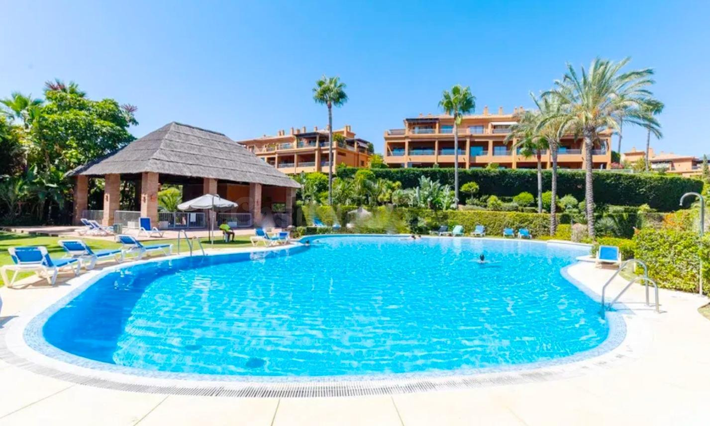 Magnifico apartamento entre Estepona y Marbella, urbanización de lujo.