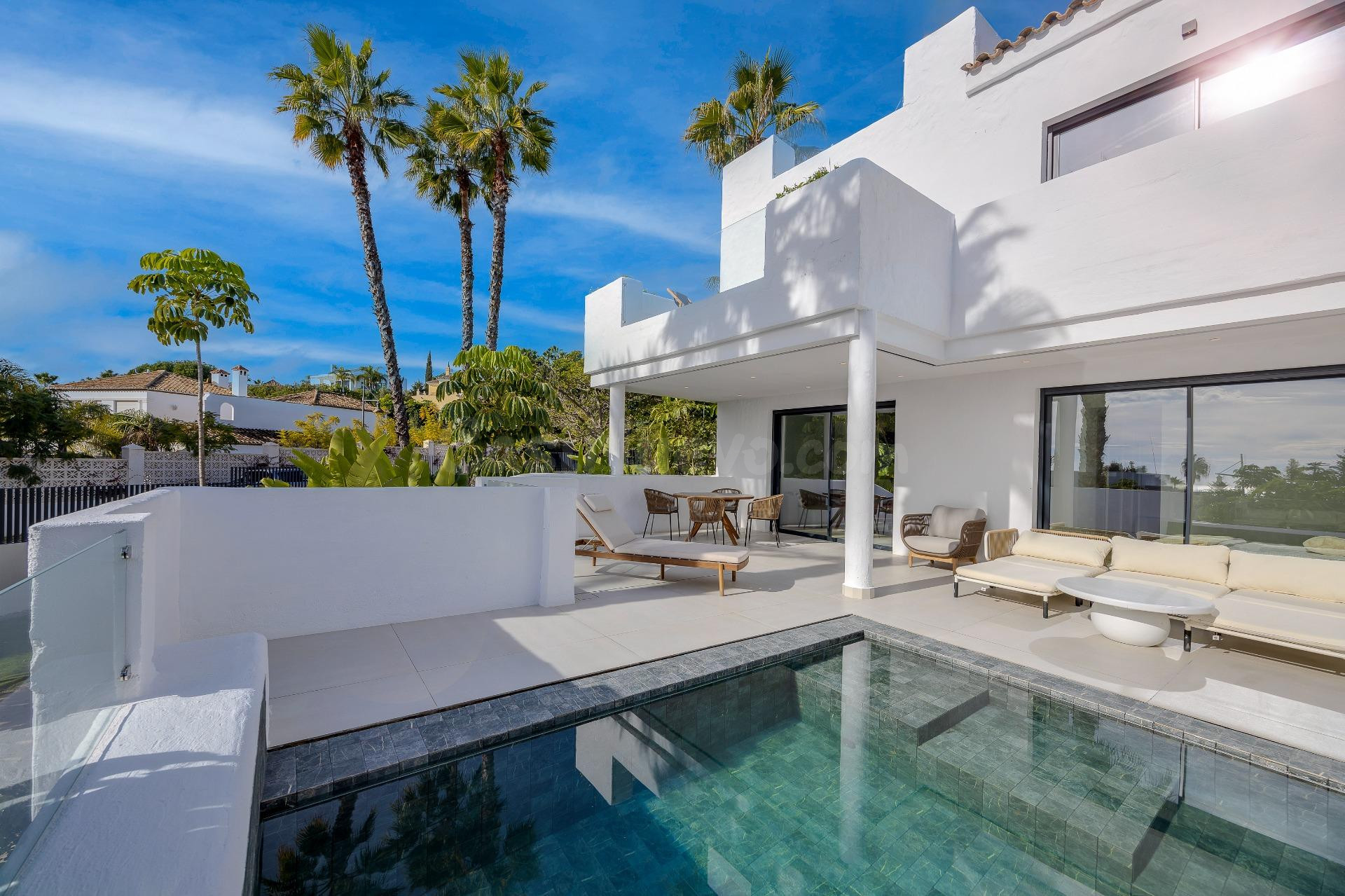 VILLA DE LUJO ENTRE MARBELLA Y ESTEPONA: UN RETIRO DE ENSUEÑO ENTRE EL MAR Y LA MONTAÑA