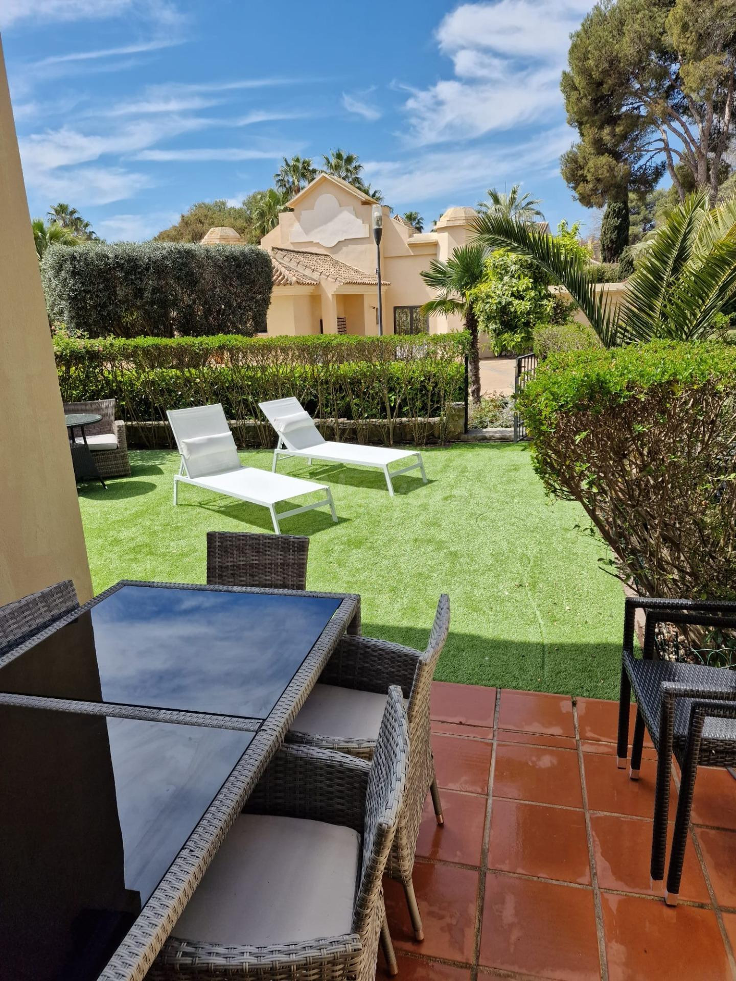 Apartamento en planta baja con jardín privado a pasos de la Playa Mistral