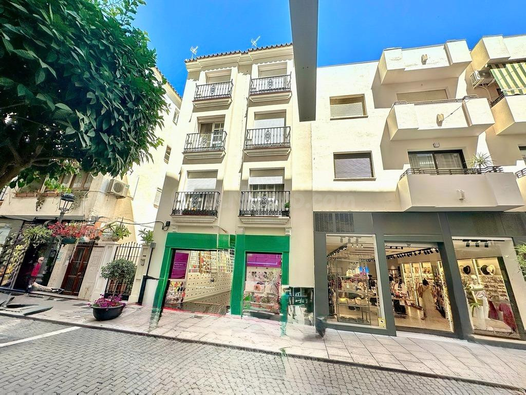 Oportunidad Única en Calle principal en el centro, Estepona – A Solo Pasos del Mar
