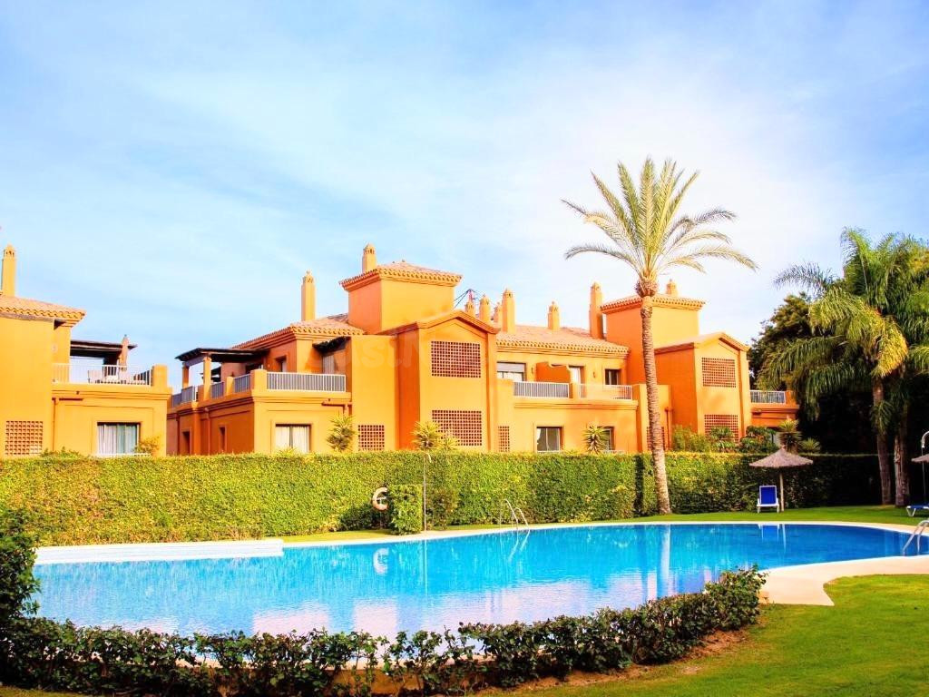 Elegante Apartamento en Planta Baja con Jardín Privado en la Prestigiosa Urbanización Estepona