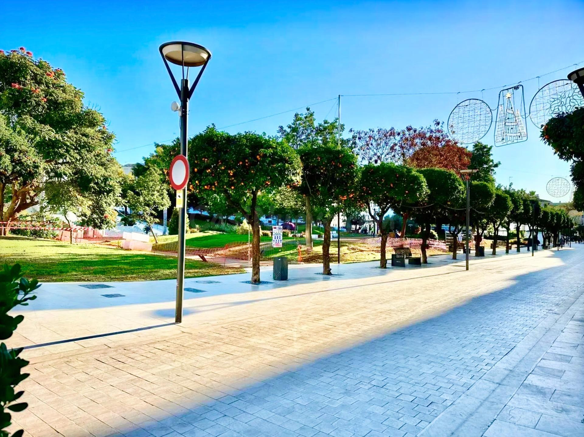 Amplio Piso de 3 Dormitorios en el Centro de Estepona – Ideal para Alquiler Turístico.