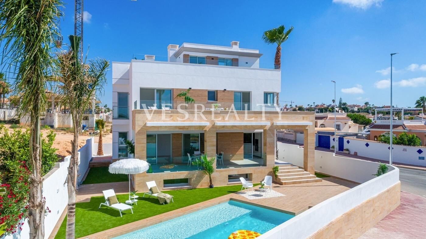 ¡Te presentamos esta espectacular Villa en Quesada!