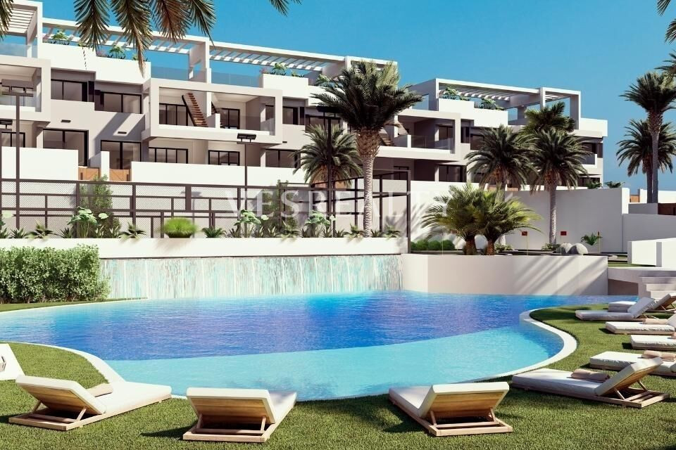 Bungalow en Torrevieja con excelentes instalaciones en urbanización completa