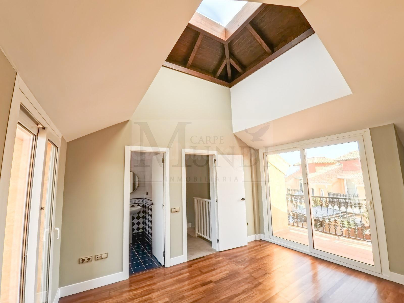 Gran chalet con terreno segregado, piscina, garaje y trasteros en la zona de las Desillas