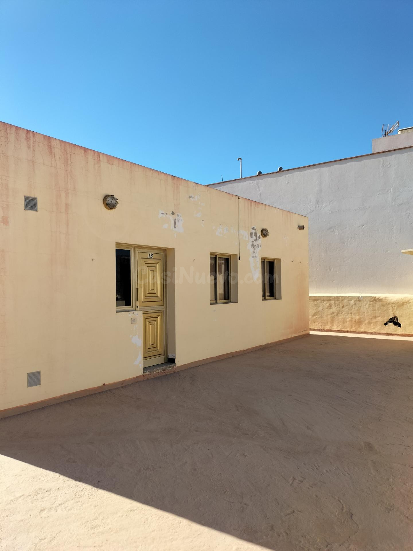 Oportunidad en El Matorral: Edificio con Bar-Restaurante, Vivienda y 5 Apartamentos en venta