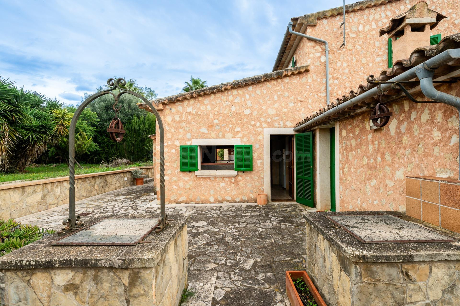 Tradición y confort en el corazón de Mallorca: casa con jardín y vistas a la Tramuntana