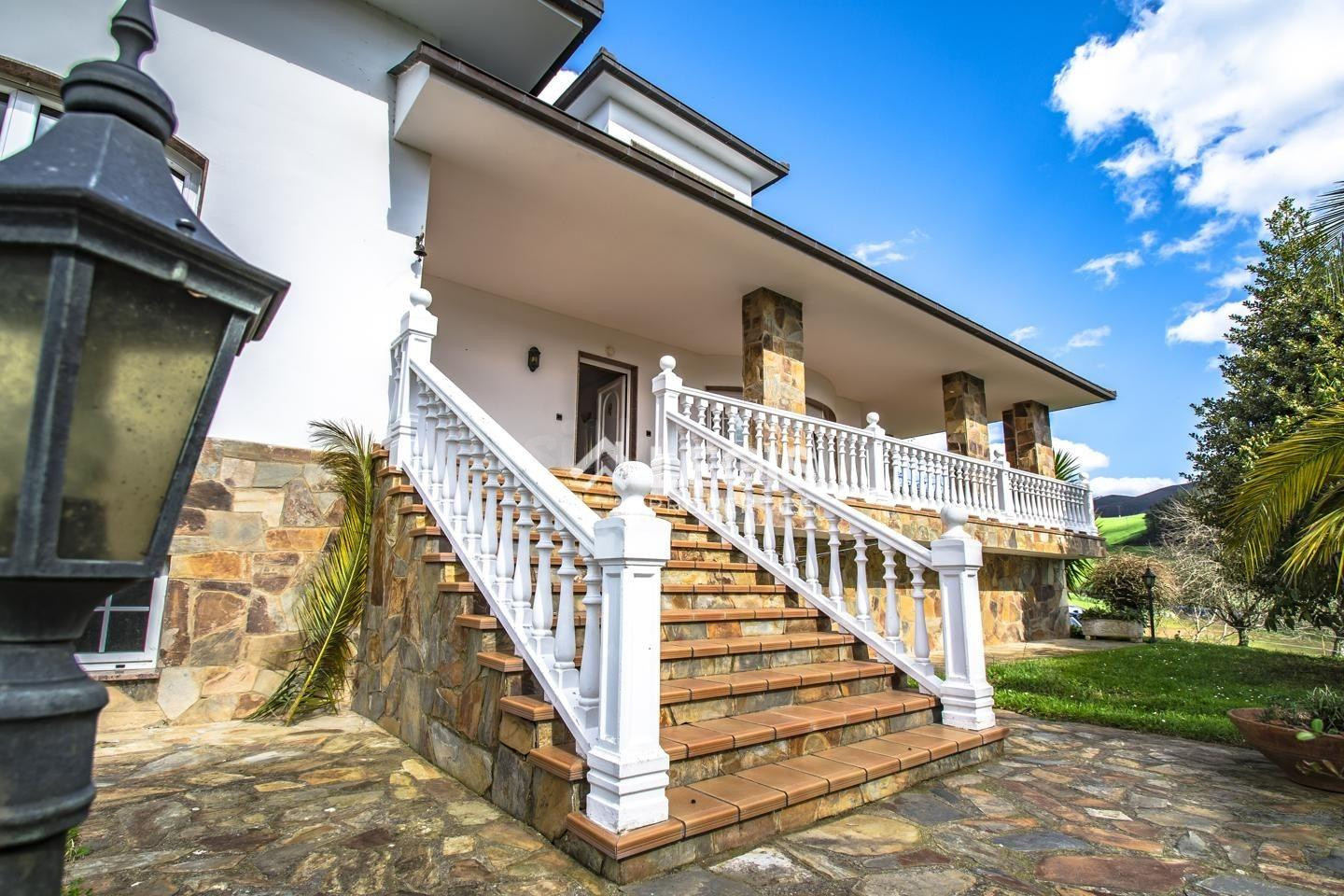 PRECIOSO CHALET CON LAS MEJORES CALIDADES, 6 habitaciones, 4 BAÑOS, PISCINA, GARAJE, SALA DE JUEGOS, PARCELA DE 10.000 METROS - VISTAS DESPEJADAS A LA MONTAÑA Y A 15 MINUTOS DE LA COSTA