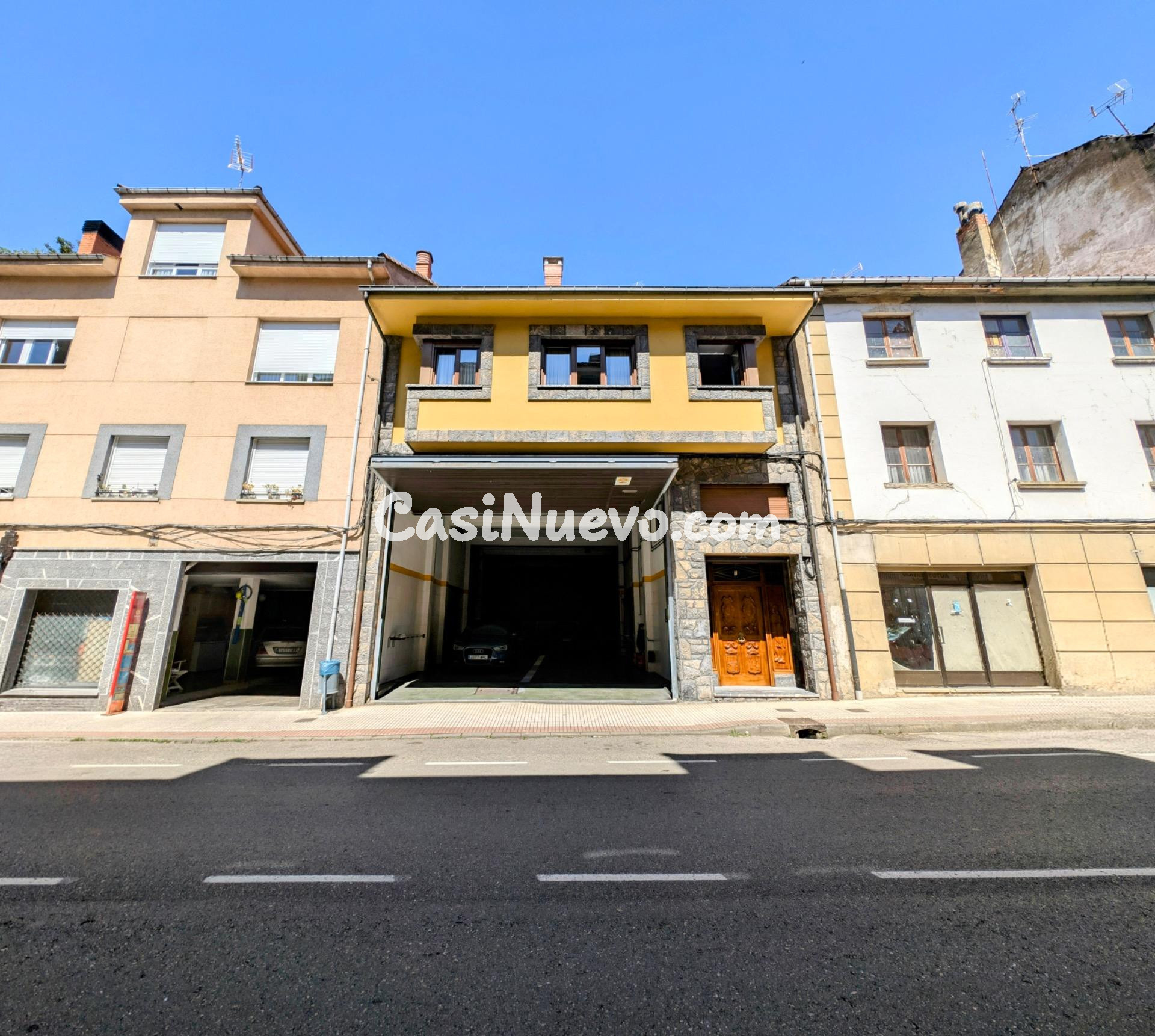 CASA DE DOS PLANTAS CON TERRAZA, FINCA Y MUY AMPLIO GARAJE EN COLLANZO, CONCEJO DE ALLER (ASTURIAS)