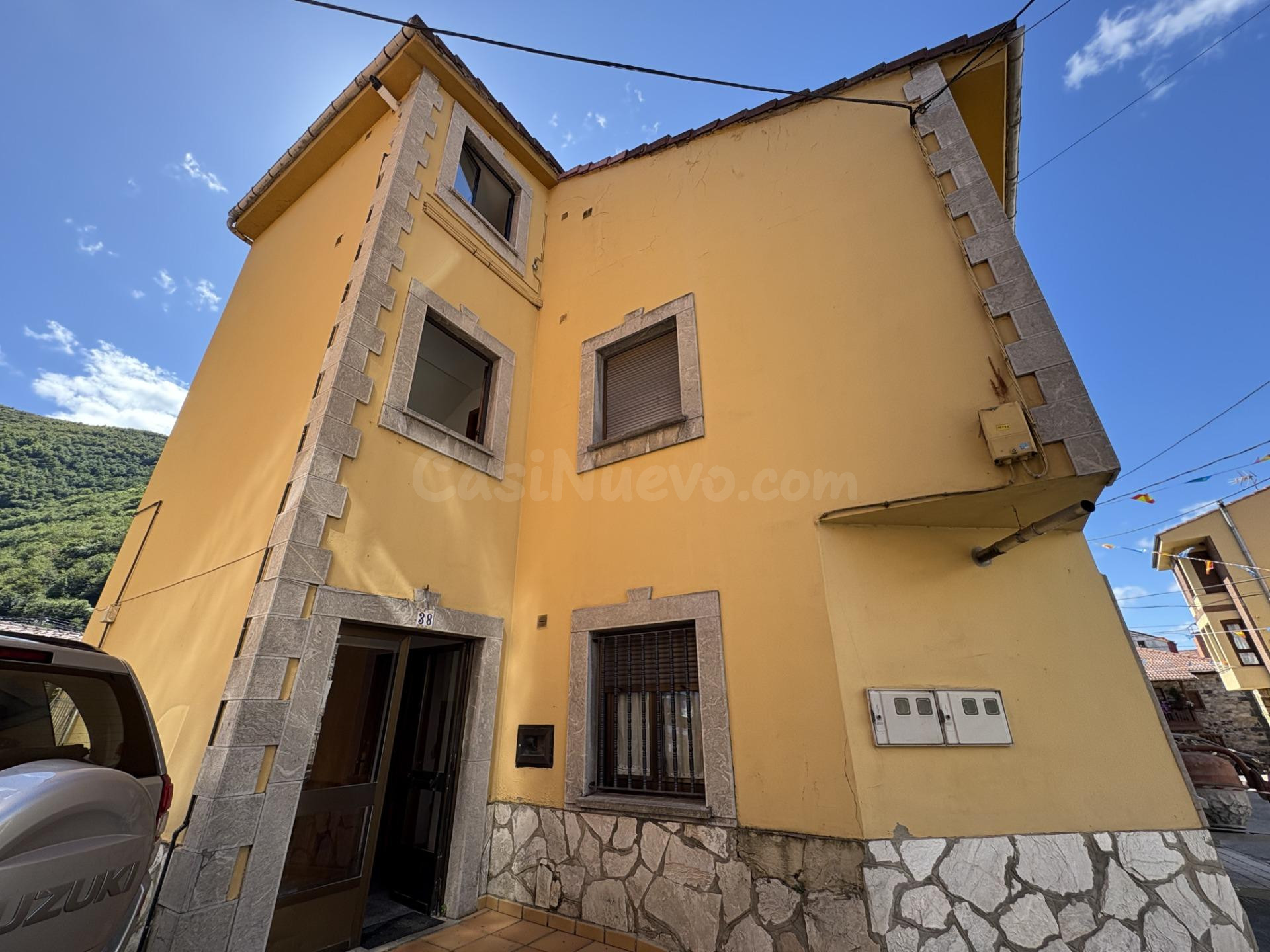 EDIFICIO COMPLETO EN FELECHOSA CON TRES PISOS INDEPENDIENTES Y PATIO PRIVADO