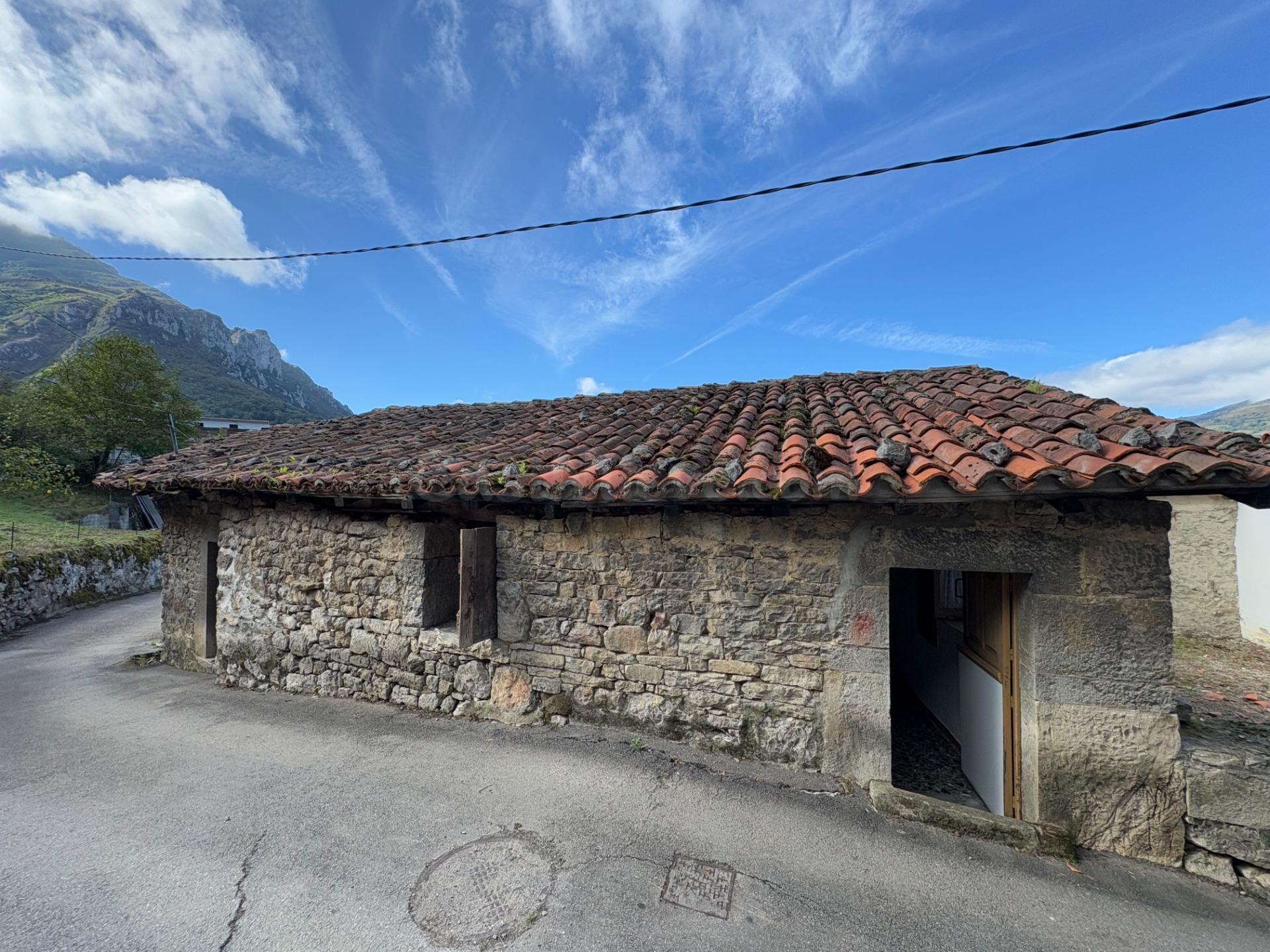 CASA CON PAJAR Y CUADRA EN SERANDI – PROAZA, EN PLENO CORAZÓN DE LA SENDA DEL OSO
