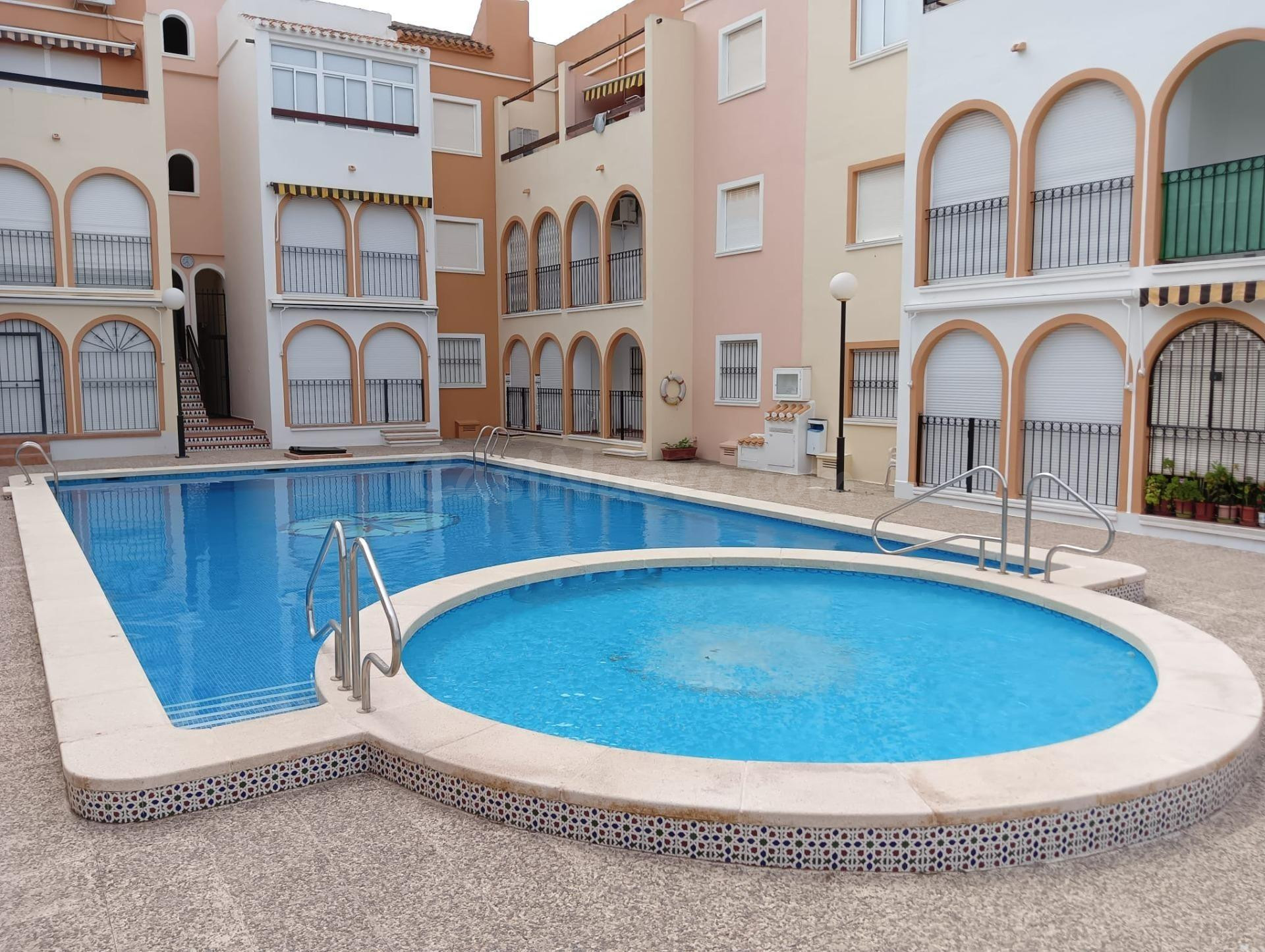 APARTAMENTO BAJO  CON 2 DORMITORIOS CON ACCESO DIRECTO A PISICNA