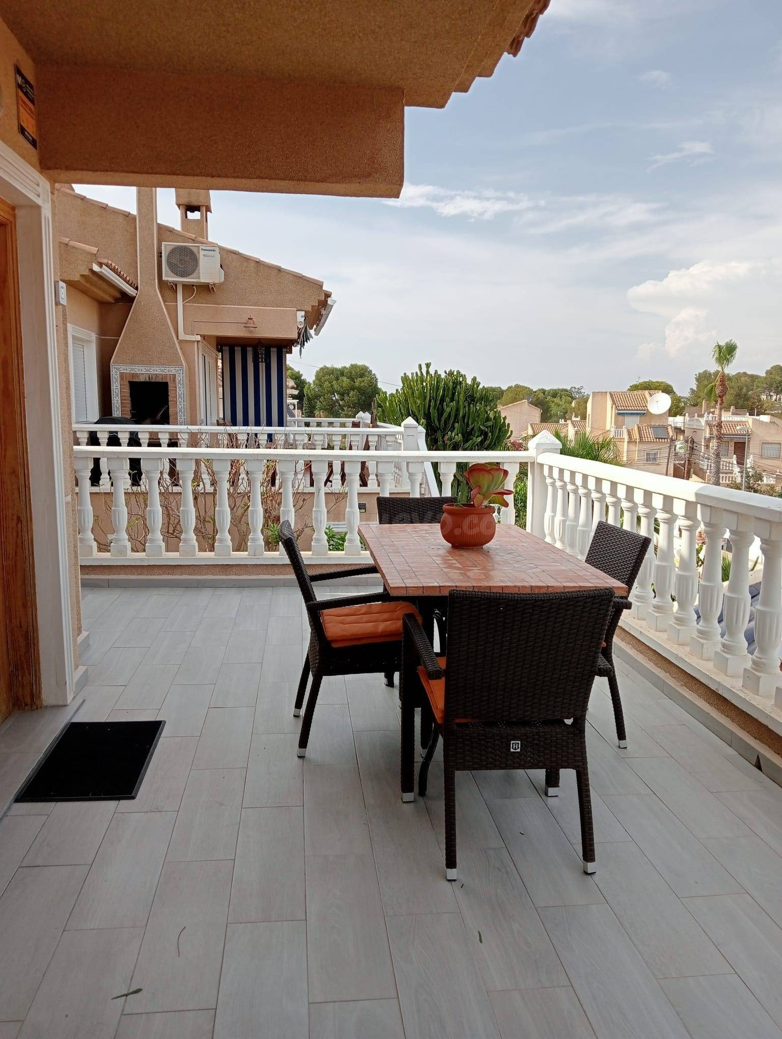 Se vende chalet con piscina privada en Los Balcones - foto 5