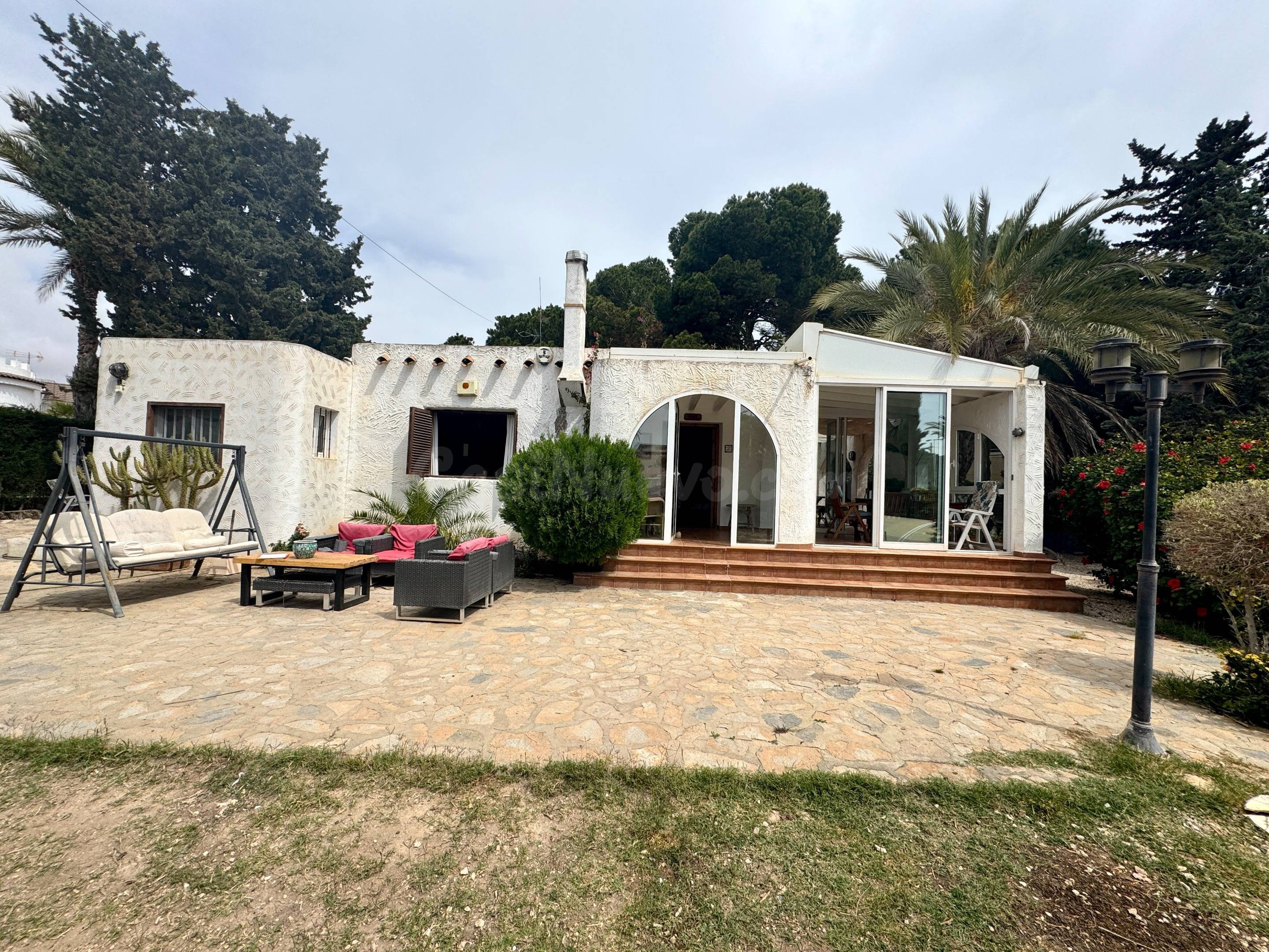 Amplio chalet independiente en Cabo Roig a solo 50 metros del mar