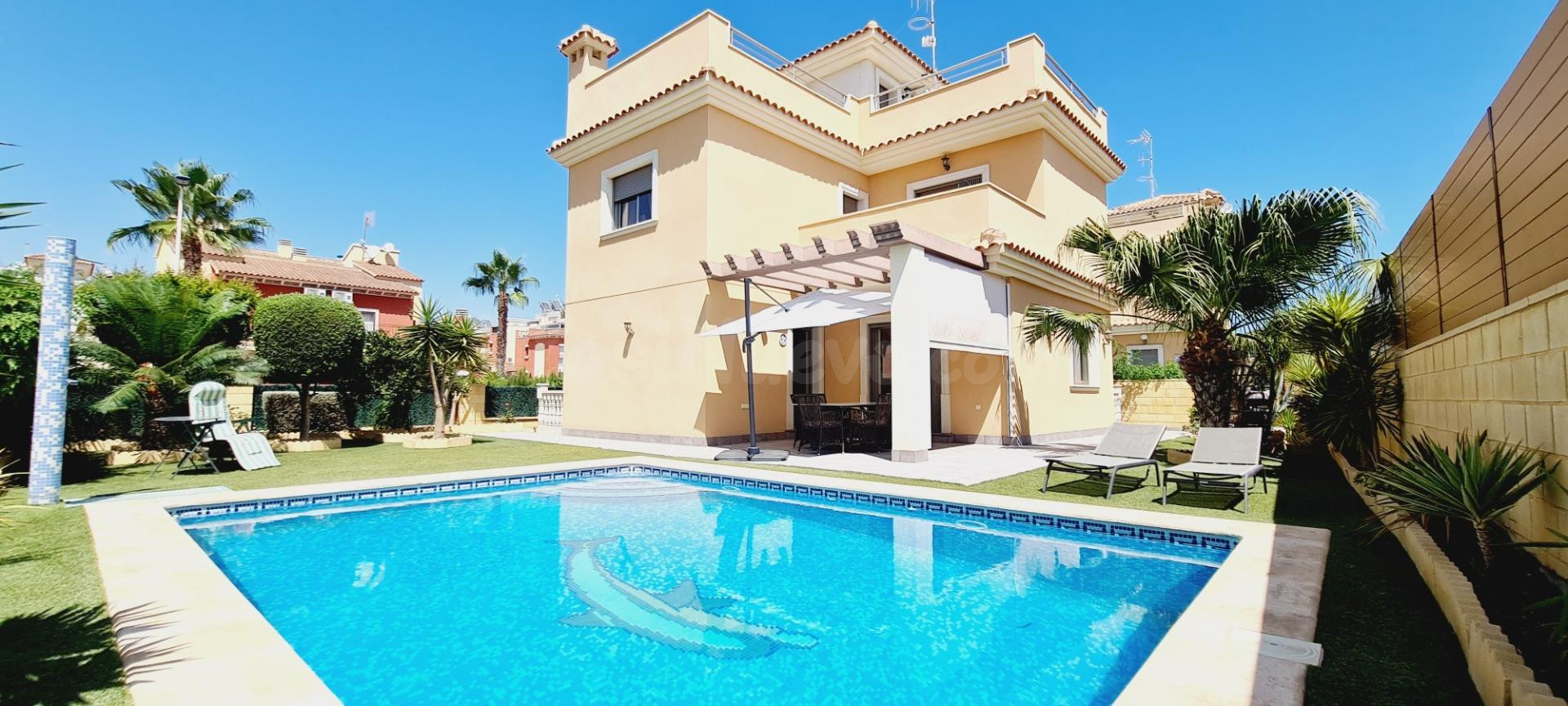 Espectacular Villa con piscina privada y vistas al mar en la cotizada zona de Los Frutales