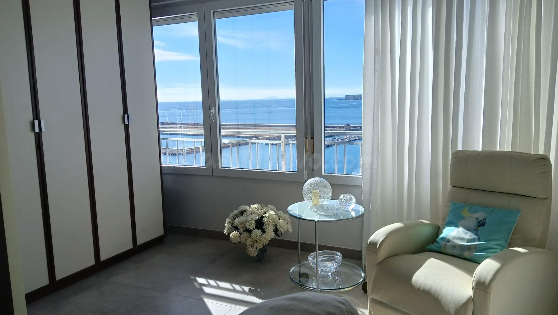 GRAN APARTAMENTO EN PRIMERA LÍNEA DE PLAYA, REFORMADO Y CON PISCINA COMUNITARIA - ZONA ACEQUIÓN, TORREVIEJA