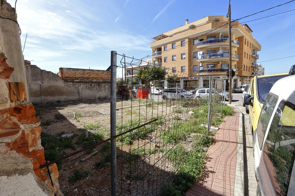 Solar urbano esquinero  de 182 m2. Muy bien situado, aproveche esta oportunidad!