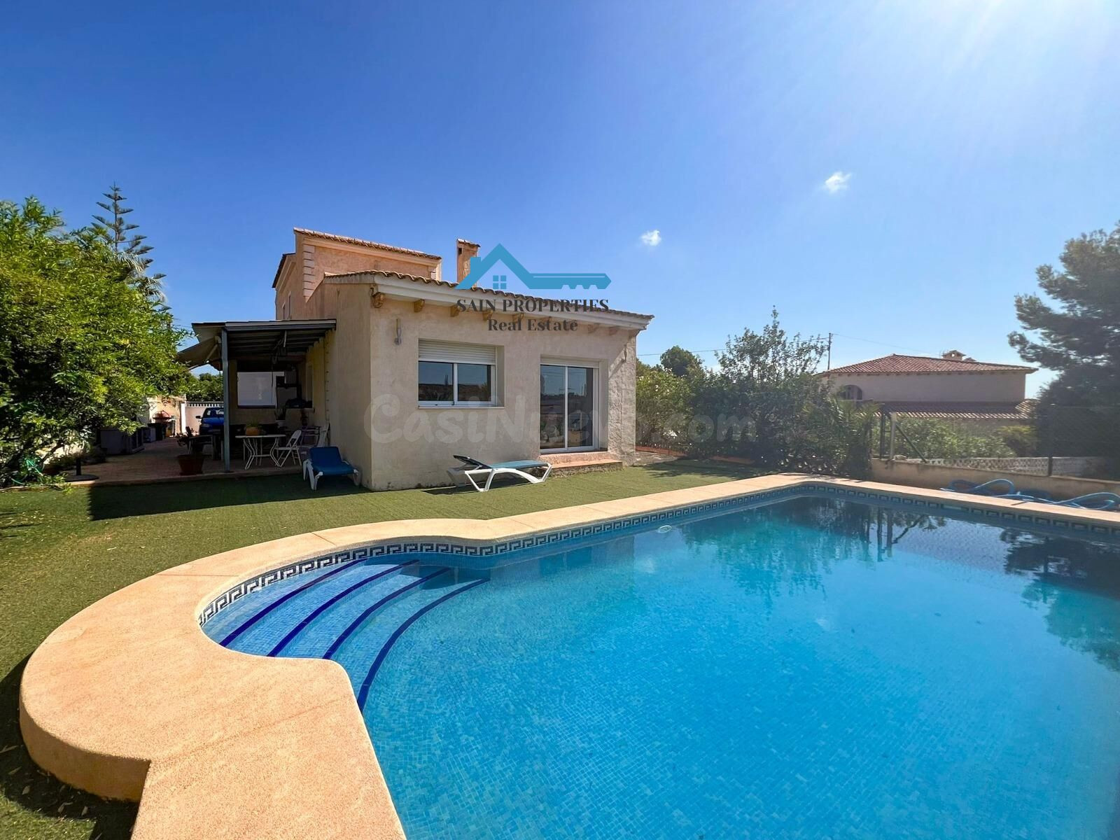 Chalet independiente en parcela llana con piscina privada en La Nucia