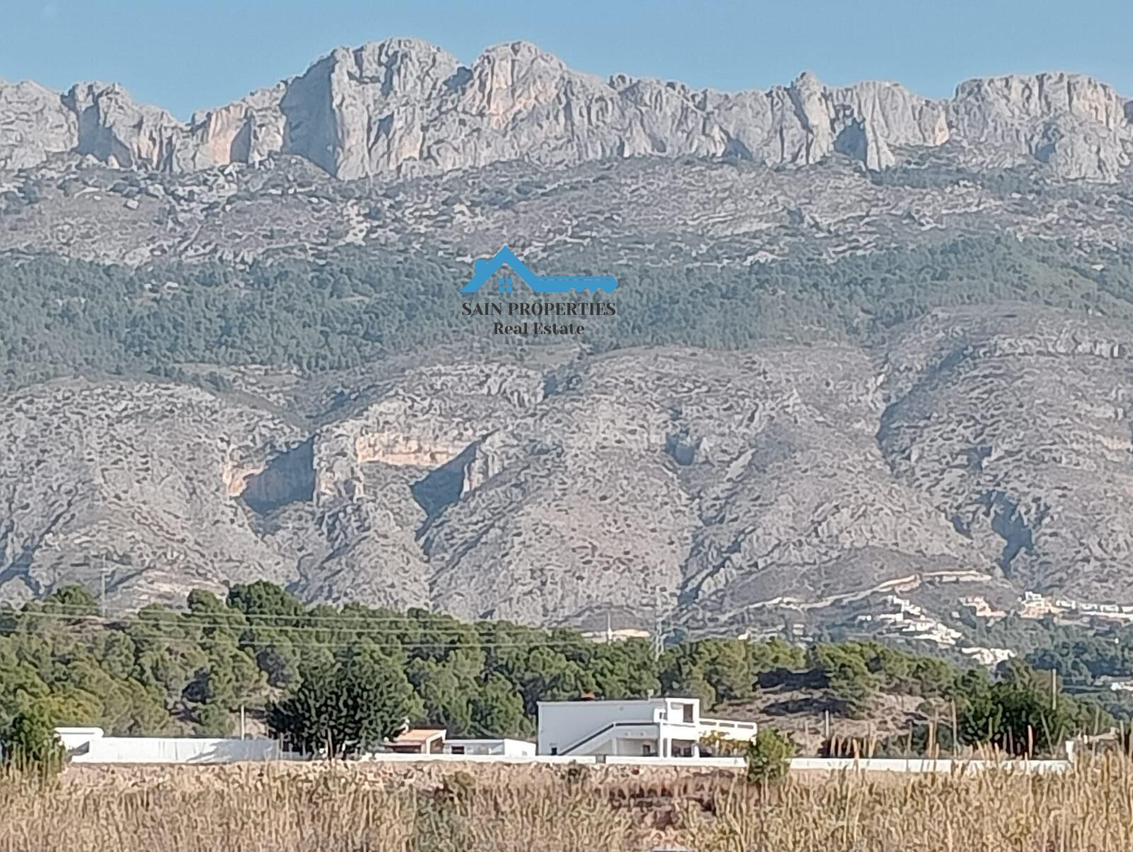 Terreno rústico con casa, cuadras y corrales a la venta en Altea