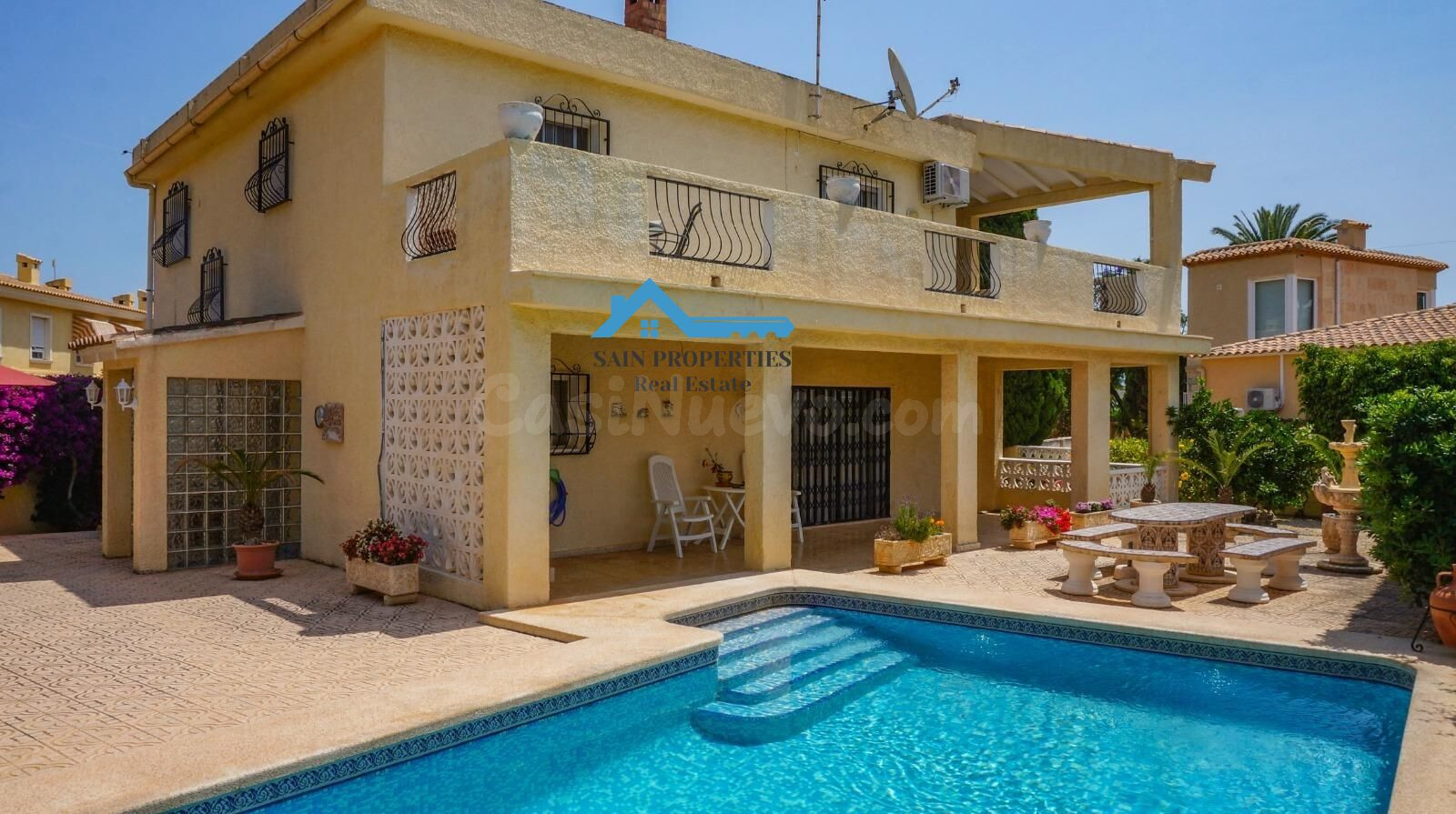 Casa con jardín y piscina en venta en la Colonia Escandinava, cerca del colegio noruego
