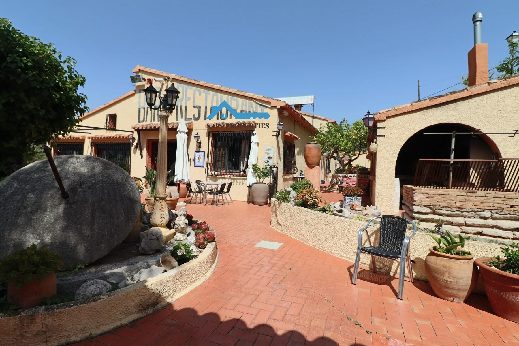 Espectacular finca con restaurante funcionando y vivienda en Tárbena