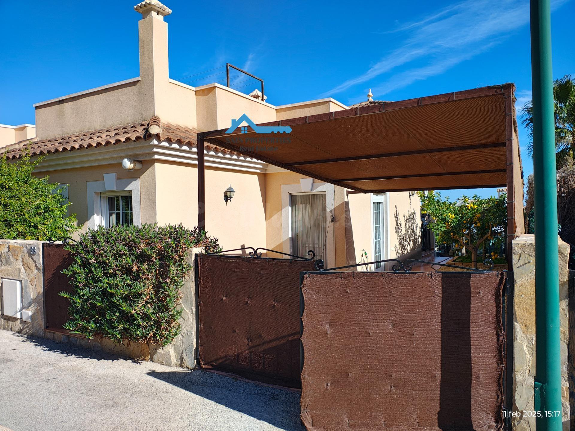 Encantadora casa con gran solárium, jardín privado y vistas únicas al mar y la montaña