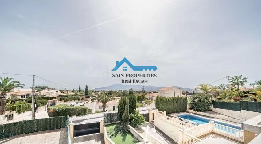 Chalet independiente con piscina privada, grandes terrazas y vistas al mar