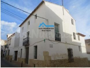 Casa de pueblo en el corazón de La Nucía, ideal para inversión o vivienda