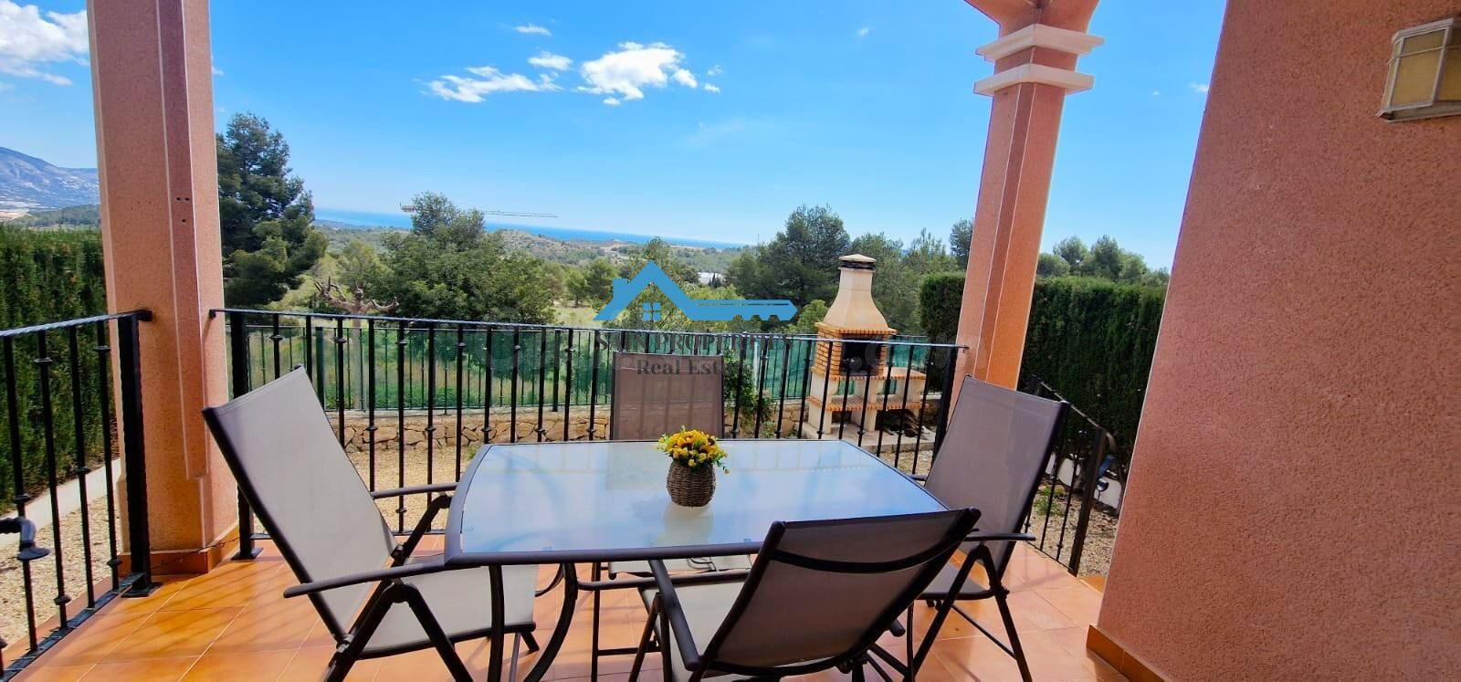 Se vende luminosa y acogedora vivienda en la urbanización Balcón de Ponoig, Polop