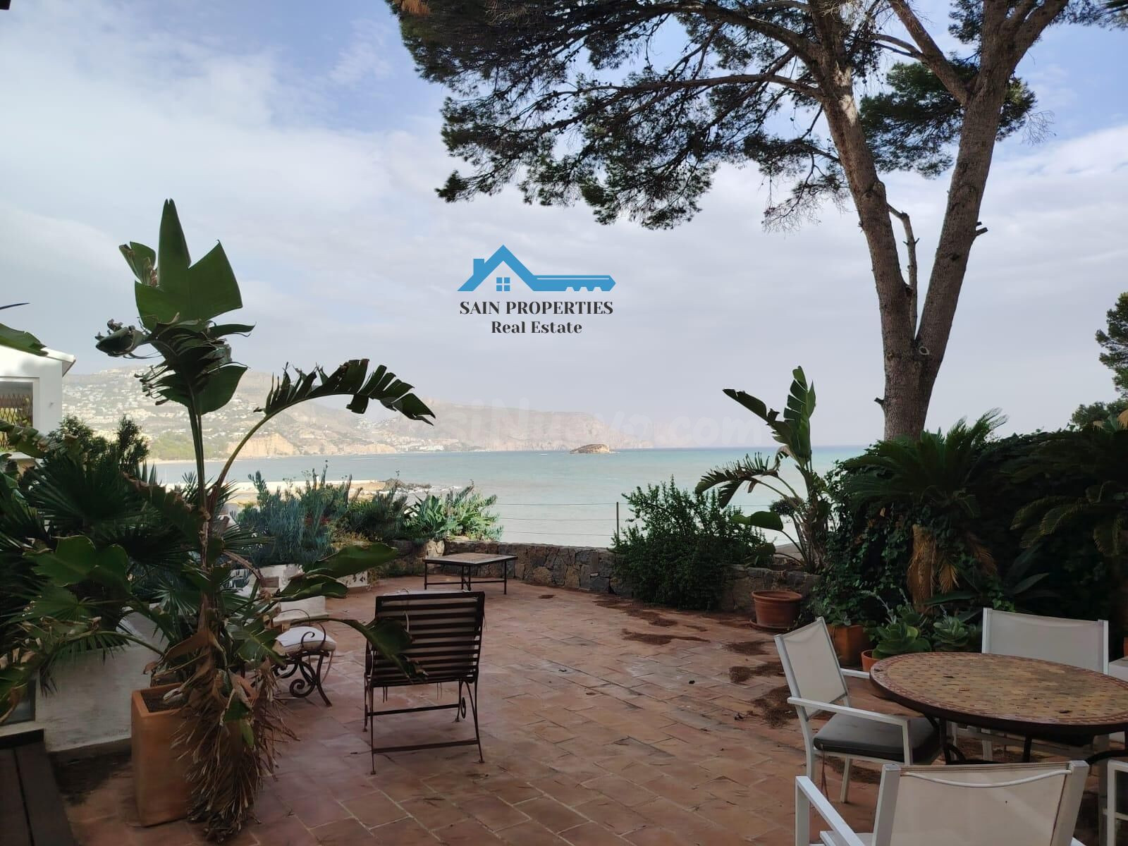 Gran vivienda frente al mar en Altea, con jardín, terrazas y múltiples estancias