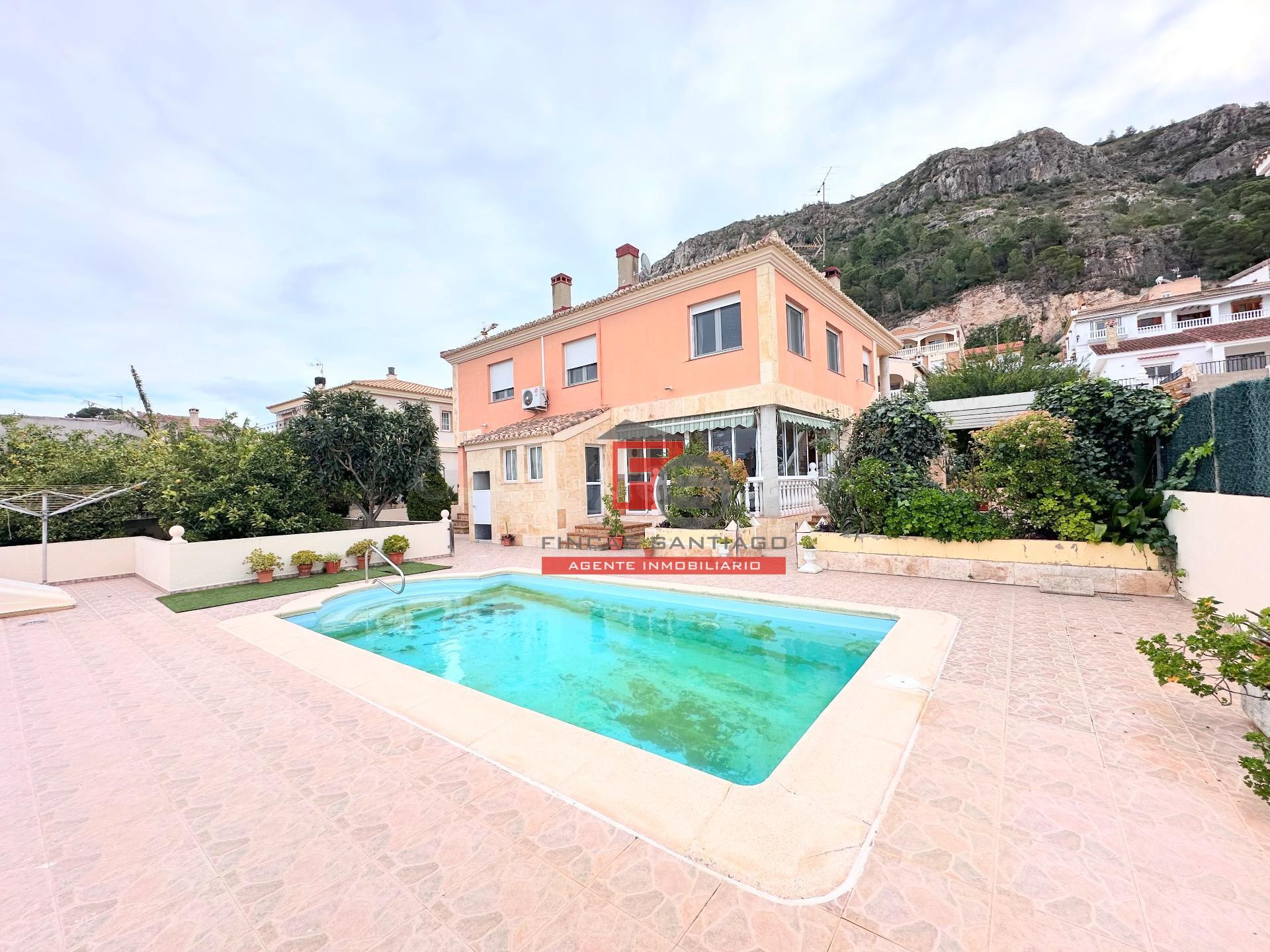 Chalet con piscina en Urbanización Bona Vista