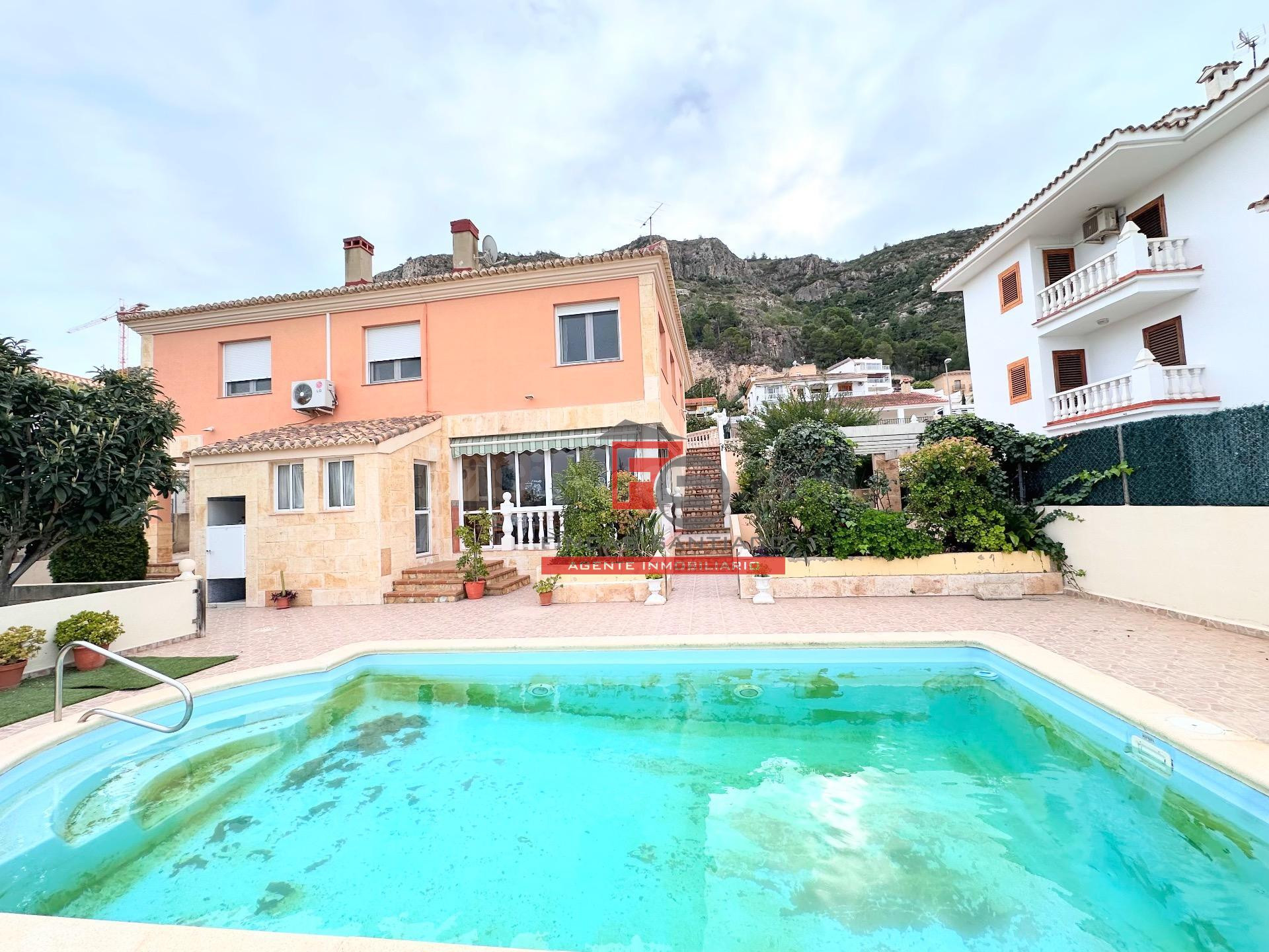 Chalet con piscina en Urbanización Bona Vista - foto 3