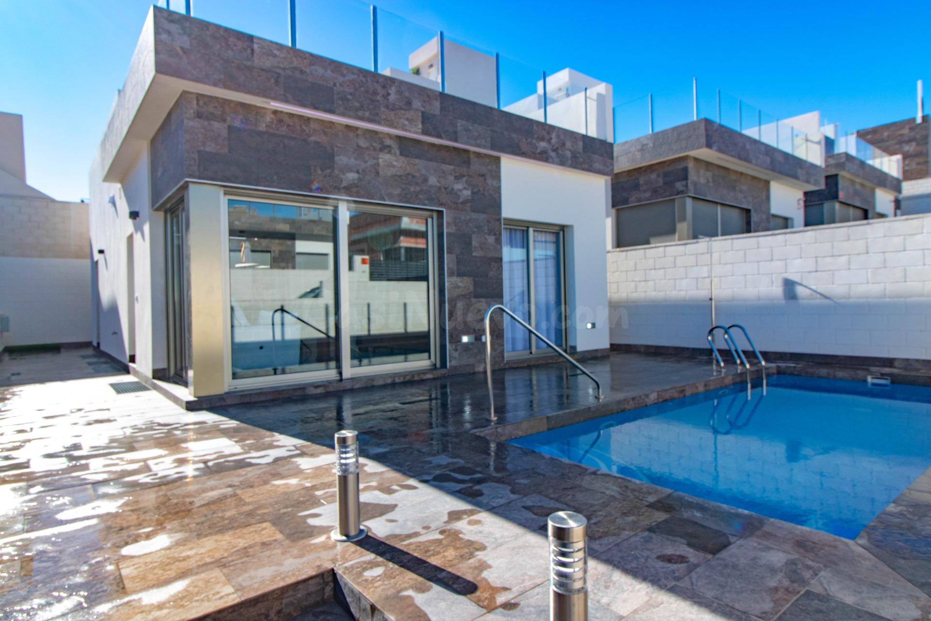 AMPLIO CHALET CON PISCINA PRIVADA