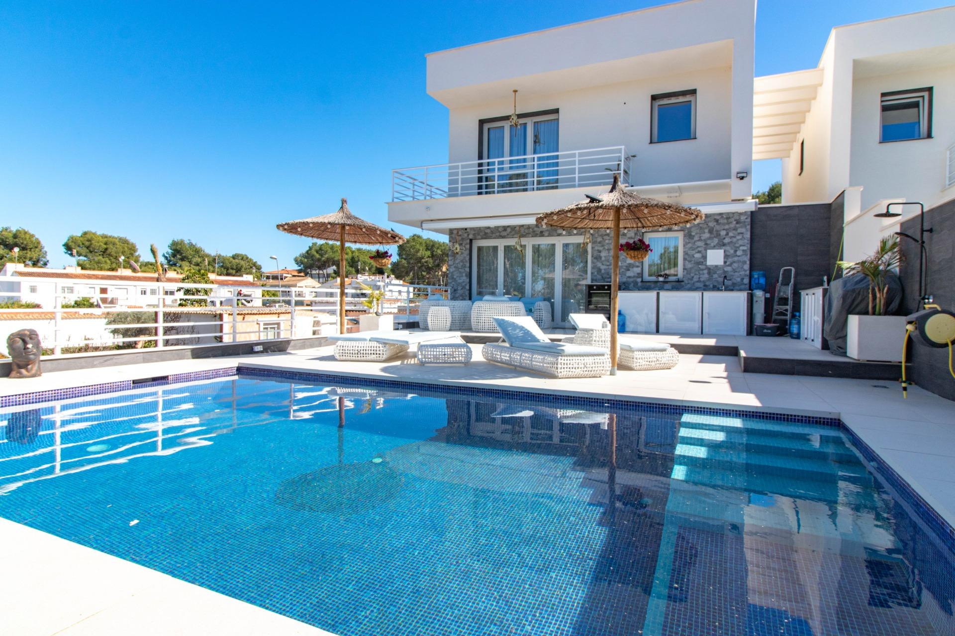 "Villa de Lujo de Estilo Moderno con Piscina Propia en la Zona del Lago Jardín"