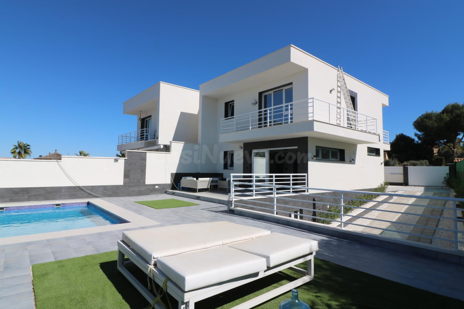 "Villa de Lujo de Estilo Moderno con Piscina Propia en la Zona del Lago Jardín"