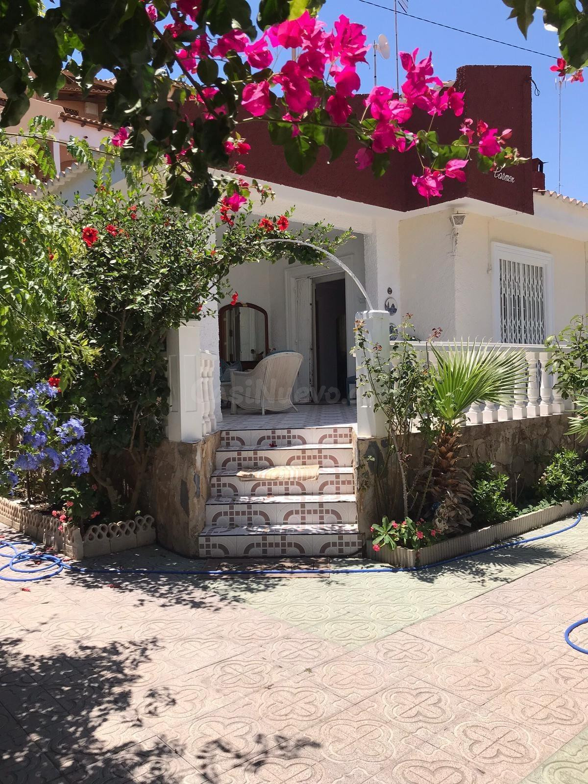 Chalet independiente con piscina y casa de invitados