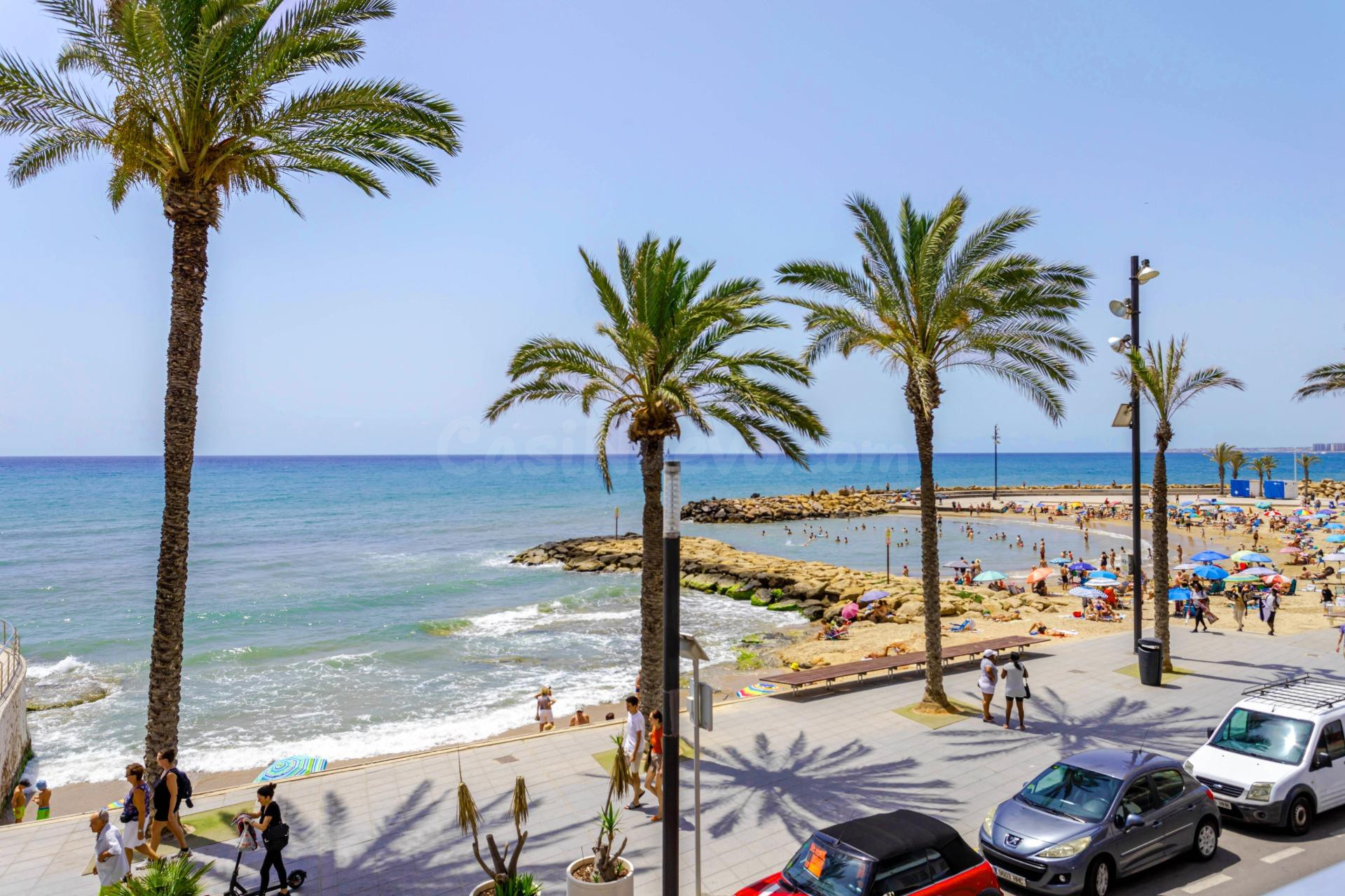 "Amplio Apartamento en Primera Línea de Playa del Cura con Vistas al Mar"