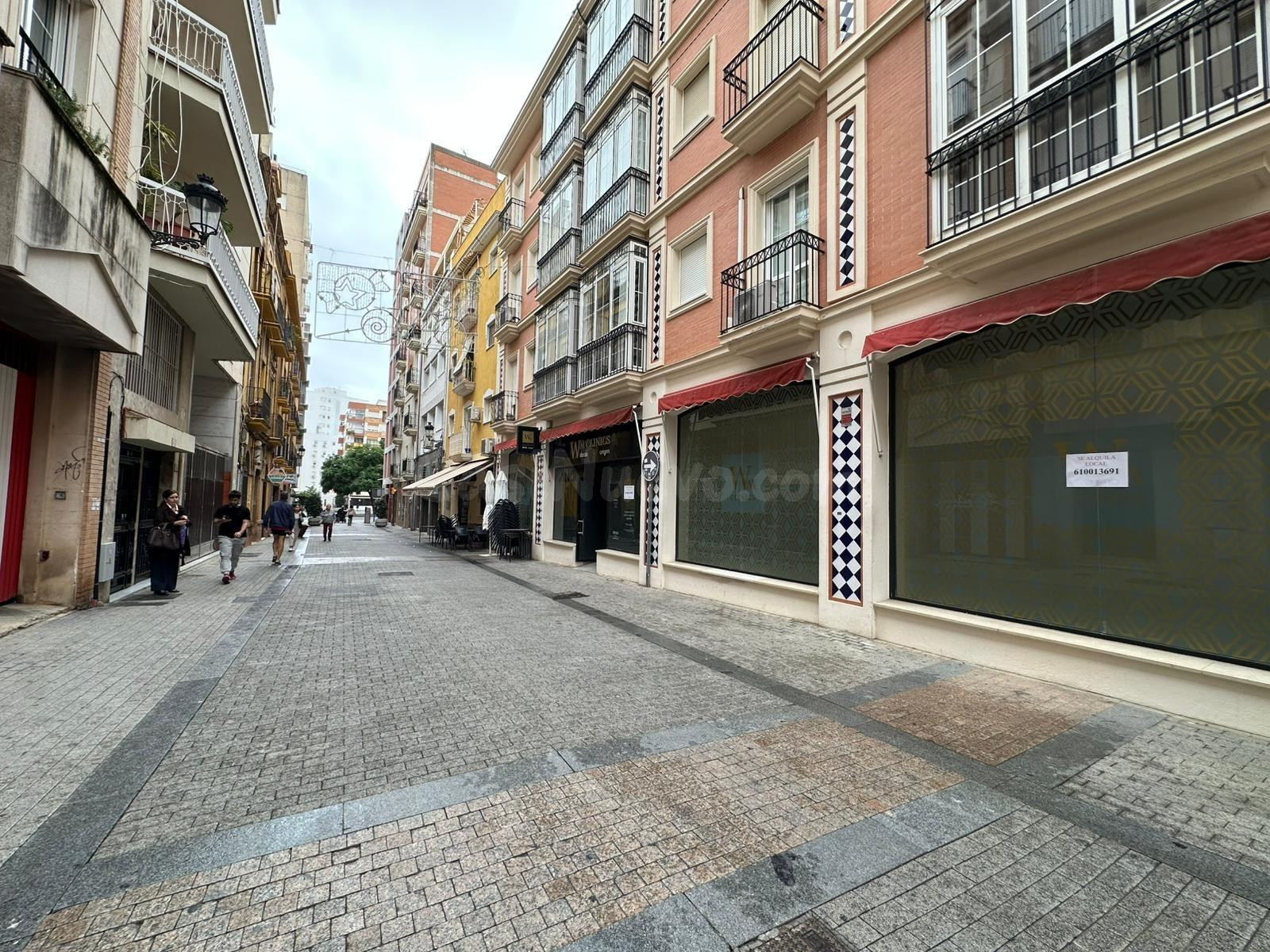 Local en calle Vázquez López N44 sin amueblar .